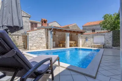 House 145 m², Marčana - pool and landscaped yard