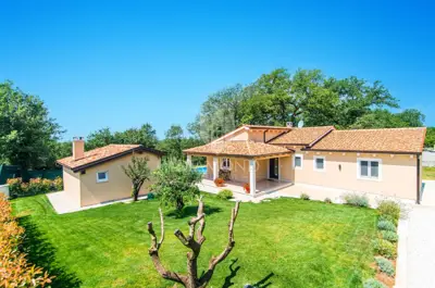 Poreč surroundings, detached single-storey house on a spacious estate