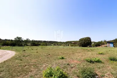 Baugrundstück 2.407 m², Štinjan - nahe dem Zentrum von Pula