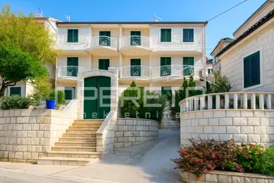 Villa in erster Reihe am Meer mit zwei Wohneinheiten und Garten