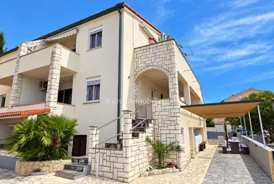 House 233 m², Novalja - 5 apartments and pool