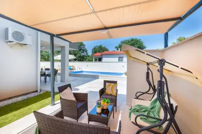 Kuća 170 m², Medulin - bazen i 550 m do mora - 9