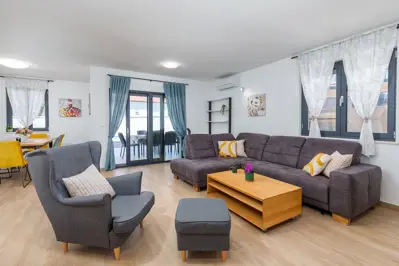 Kuća 170 m², Medulin - bazen i 550 m do mora - 10