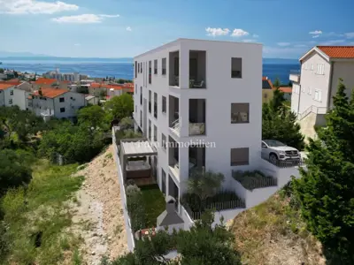 Tučepi - villa in a new development with 4 apartments - 2