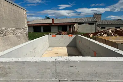Građevinsko zemljište 400 m², Kanfanar - dozvola i započeta gradnja