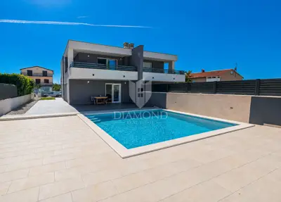 Kuća 135 m², Novigrad - bazen i okućnica