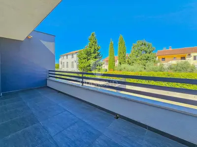 Kuća 135 m², Novigrad - bazen i okućnica - 21
