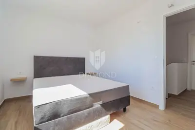 Kuća 135 m², Novigrad - bazen i okućnica - 14