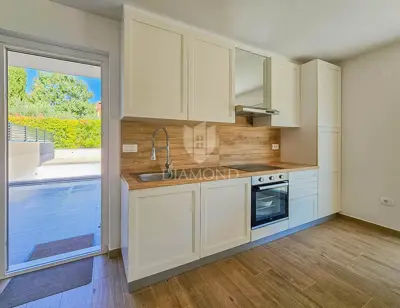 Kuća 135 m², Novigrad - bazen i okućnica - 5