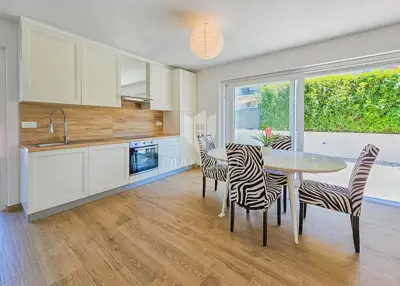 Kuća 135 m², Novigrad - bazen i okućnica - 3