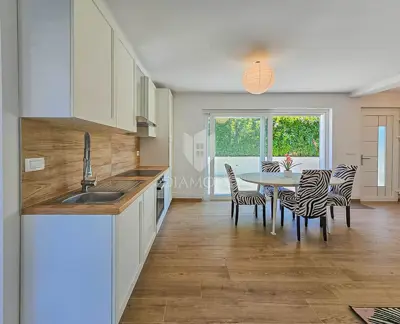 Kuća 135 m², Novigrad - bazen i okućnica - 4