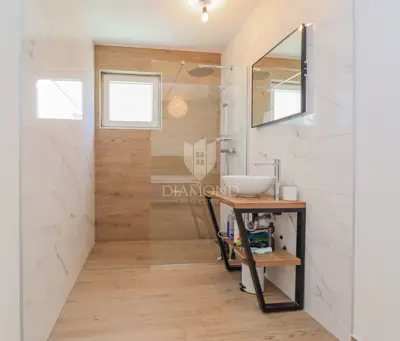 Kuća 135 m², Novigrad - bazen i okućnica - 12