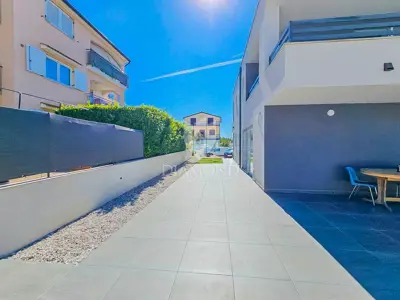 Kuća 135 m², Novigrad - bazen i okućnica - 9
