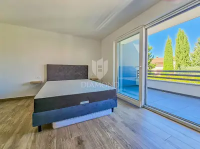 Kuća 135 m², Novigrad - bazen i okućnica - 19