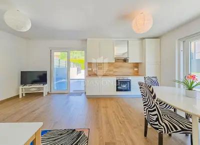 Kuća 135 m², Novigrad - bazen i okućnica - 7