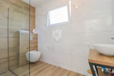 Kuća 135 m², Novigrad - bazen i okućnica - 17