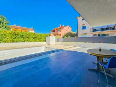 Kuća 135 m², Novigrad - bazen i okućnica - 8