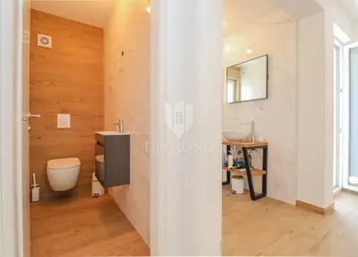 Kuća 135 m², Novigrad - bazen i okućnica - 11