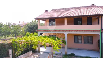 Poreč, okolica – stan u prizemlju kuće u mirnom okruženju