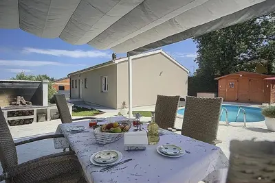 Haus in hervorragender Lage, Ližnjan, Valtura