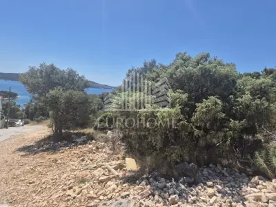 TROGIR, Građevinsko zemljište na Čiovu, 770 m² s pogledom