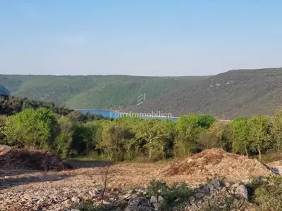 Građevinsko zemljište 820 m², Labin - uz asfalt i blizu mora