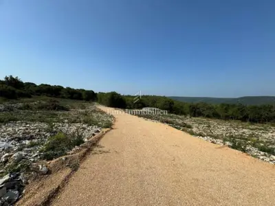 Građevinsko zemljište 820 m², Labin - uz asfalt i blizu mora - 4