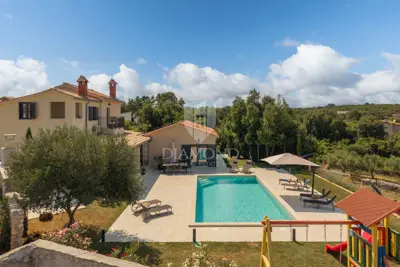 Vila 2459 m², Labin - panoramski pogled i bazen - 2