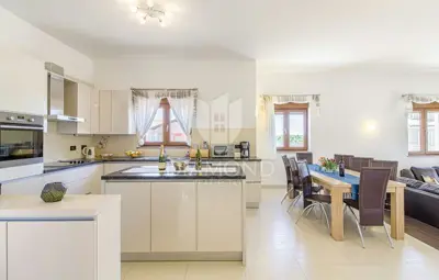 Kuća 330 m², Šišan - bazen i 5 parkirnih mjesta - 9