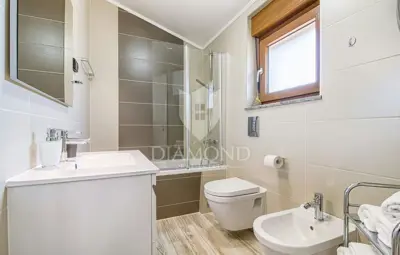 Kuća 330 m², Šišan - bazen i 5 parkirnih mjesta - 20