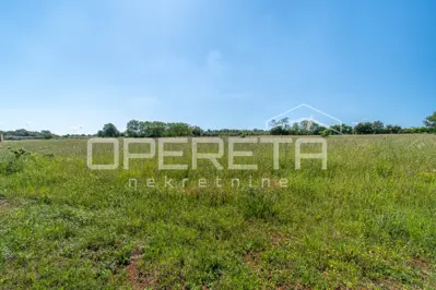 Građevinsko zemljište 700 m², Poreč - mir i privatnost