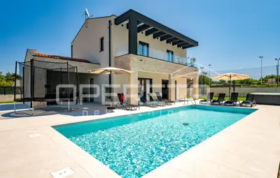 Exklusive Villa mit Pool, Tennisplatz und Jacuzzi - ruhige Lage unweit