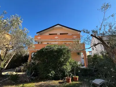 Apartmanska kuća 188 m², Novalja - centar i 6 apartmana