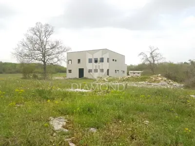 Barban, Baugrundstück mit Halle in der Industriezone - 4