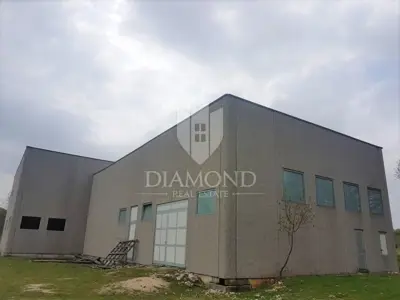 Barban, Baugrundstück mit Halle in der Industriezone - 2