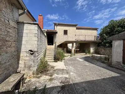 - Kuća sa 3 stambene jedinice, nedaleko Žminja -