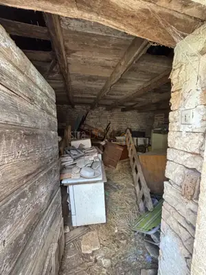 - Kuća sa 3 stambene jedinice, nedaleko Žminja - - 12