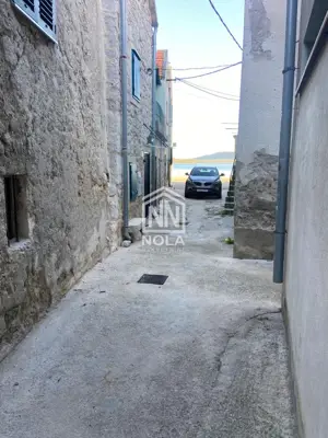 Pirovac obiteljska kuća u povjesnoj jezgri sa moguća tri stana - 4