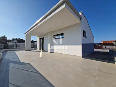 Wohnung 98 m², Zambratija, 300 m vom Meer und Dachterrasse