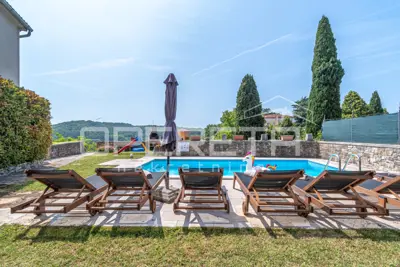 Steinhaus, Oprtalj - Pool und Blick auf die Mirna - 2