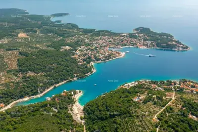 Građevinsko zemljište s građevinskom dozvolom, 100 m udaljeno od mora, Brač!