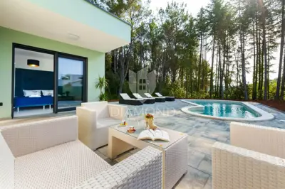 Rovinj, moderne ebenerdige Immobilie mit Pool in ruhiger Lage