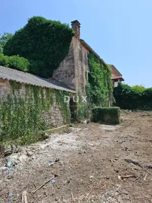 Stone houses 300 m², Bale - three properties for renovation - 2