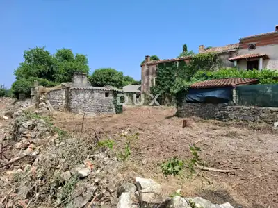 Stone houses 300 m², Bale - three properties for renovation