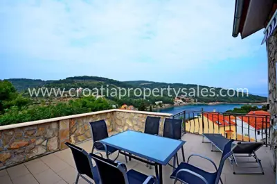Apartmanska kuća 444 m², Šolta - 7 apartmana i vrt