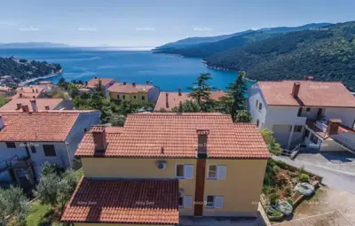 Prodaje se kuća sa tri stana u vrlo mirnom mjestu s pogledom na more, Rabac