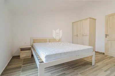 Kuća 280 m², Umag - 4 stana i zemljište 538 m² - 4