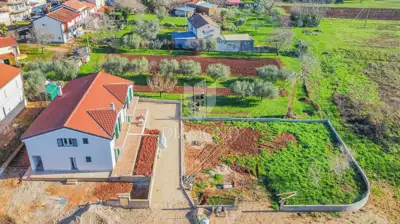 Kuća 280 m², Umag - 4 stana i zemljište 538 m² - 7