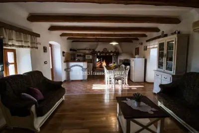 Schön adaptiertes freistehendes Steinhaus - 8