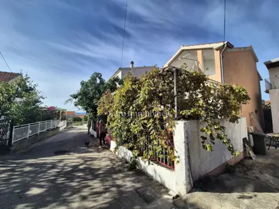 Kuća u Tribunju, dvorište i 2 parkirna mjesta